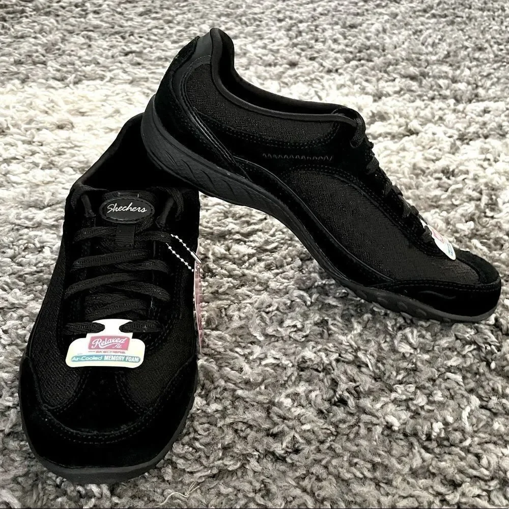 NWT Skechers Breathe Easy Simply Sincere Sneakers